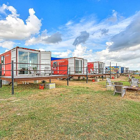 FlopHouze Shipping Container Hotel Round Top Exteriér fotografie