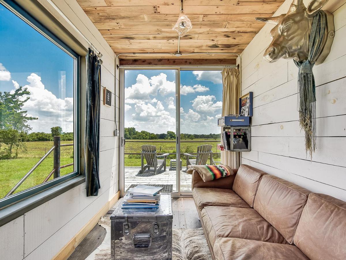 FlopHouze Shipping Container Hotel Round Top Exteriér fotografie