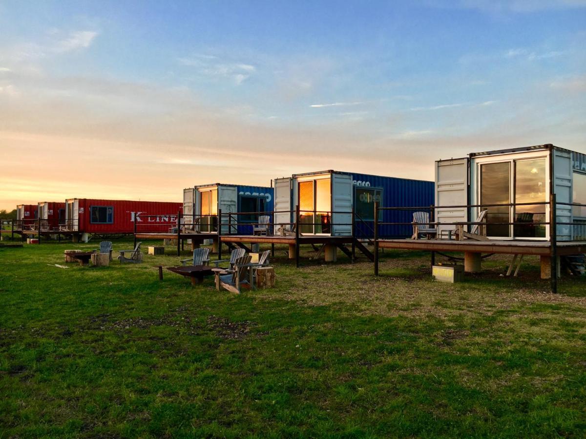 FlopHouze Shipping Container Hotel Round Top Exteriér fotografie