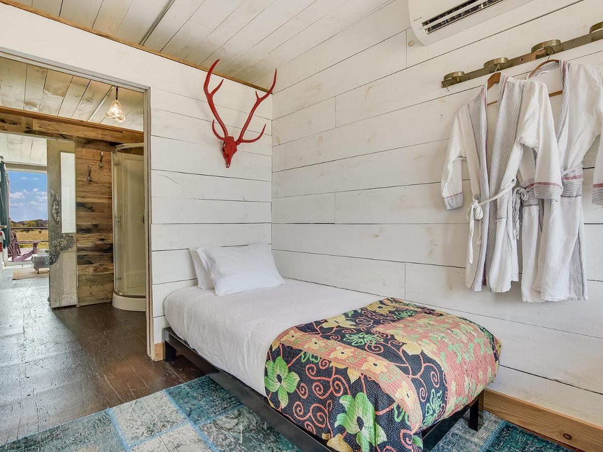 FlopHouze Shipping Container Hotel Round Top Exteriér fotografie