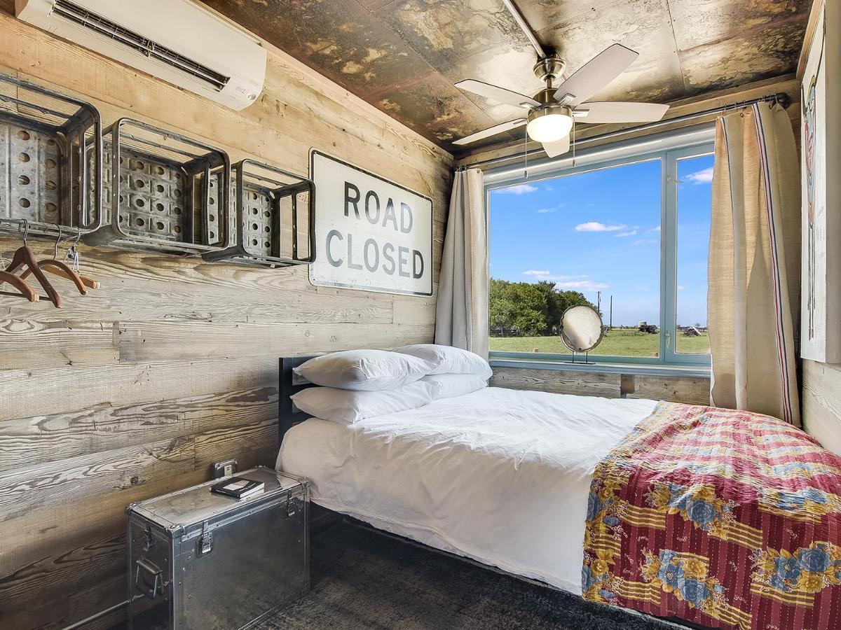 FlopHouze Shipping Container Hotel Round Top Exteriér fotografie
