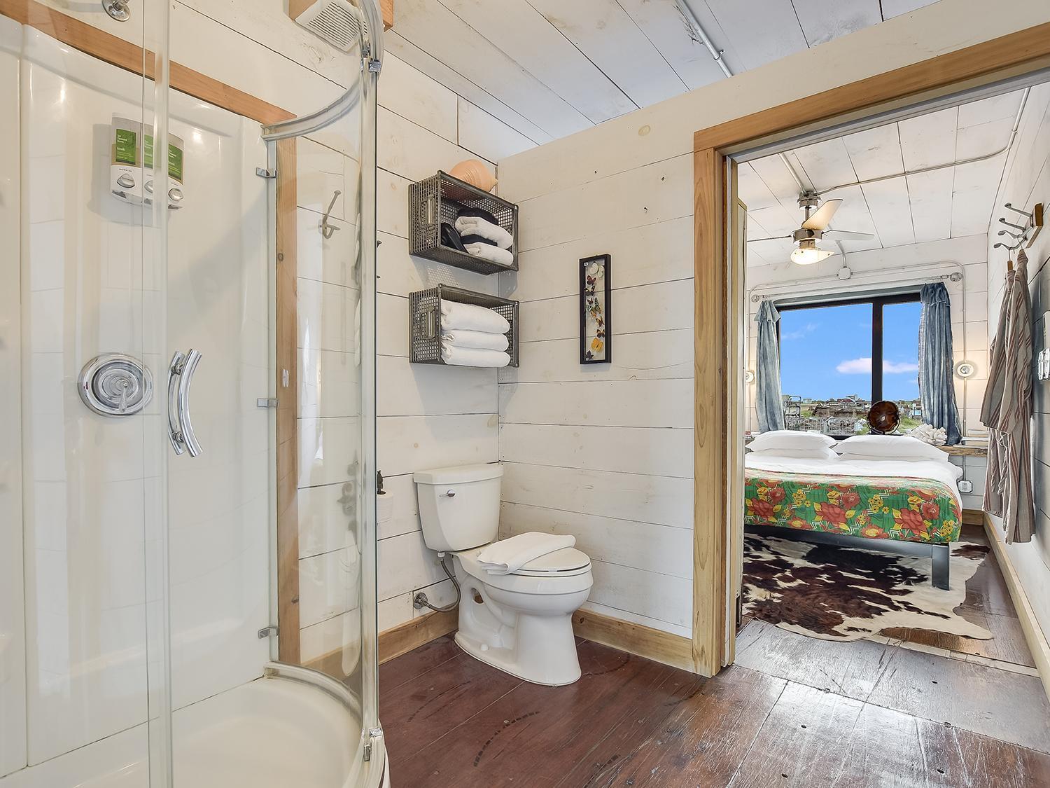 FlopHouze Shipping Container Hotel Round Top Pokoj fotografie