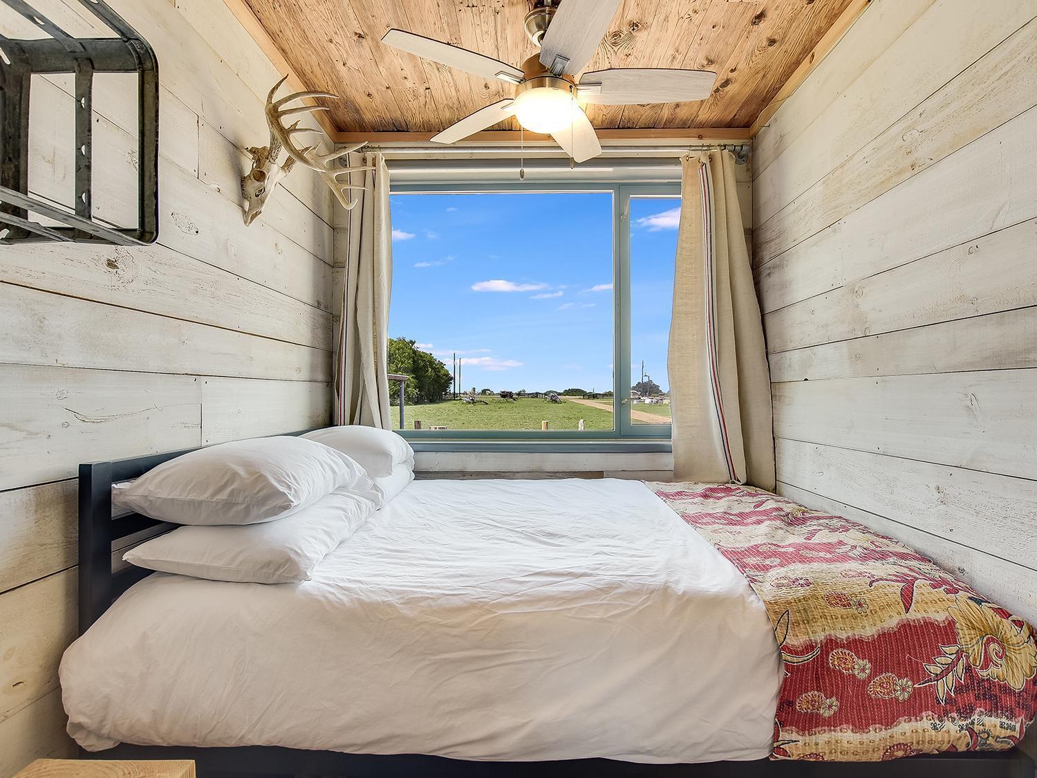 FlopHouze Shipping Container Hotel Round Top Pokoj fotografie
