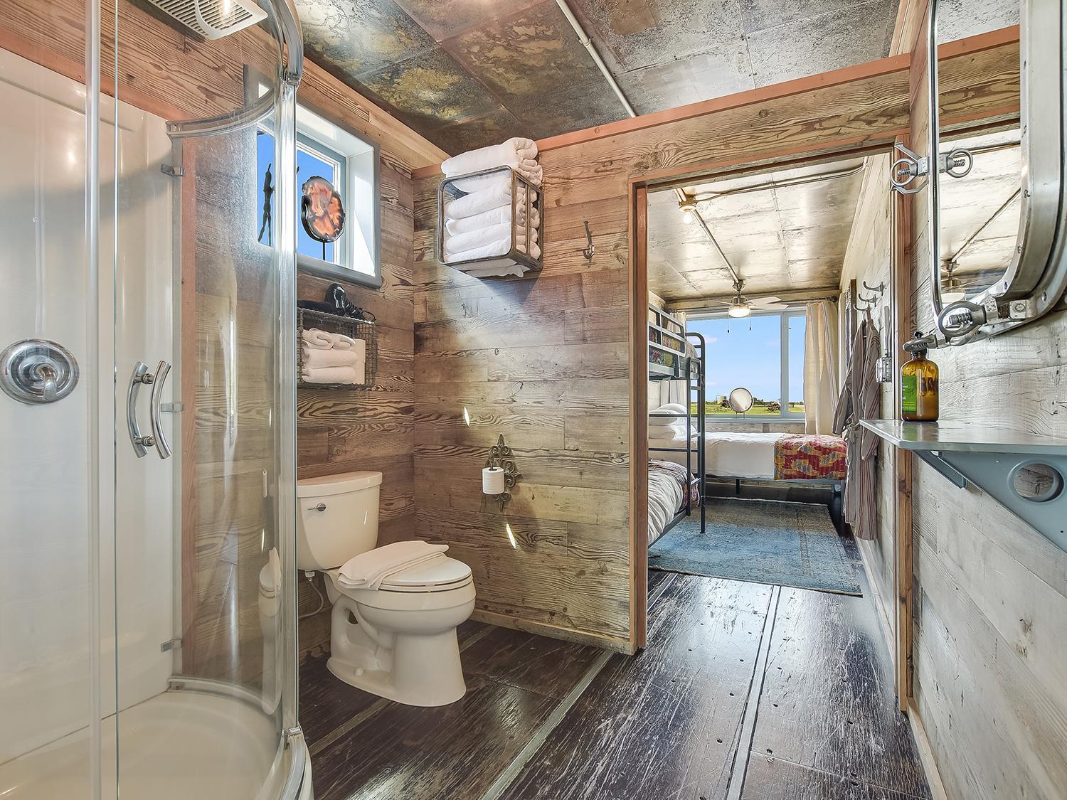 FlopHouze Shipping Container Hotel Round Top Pokoj fotografie