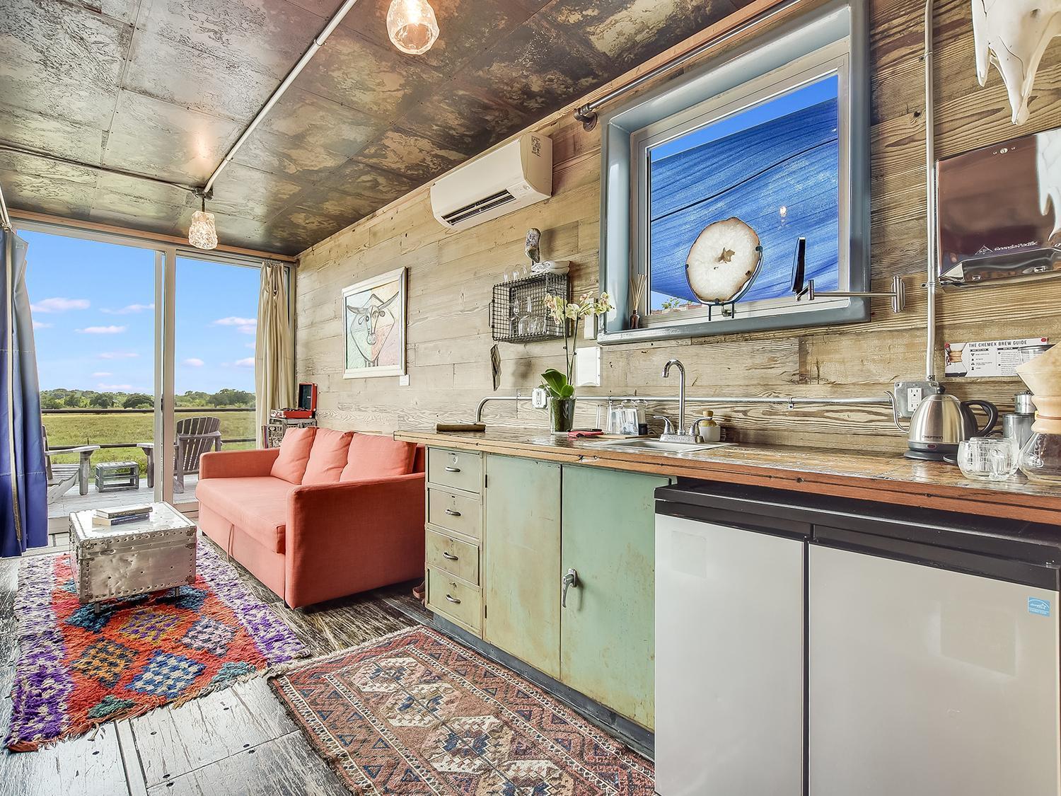 FlopHouze Shipping Container Hotel Round Top Pokoj fotografie