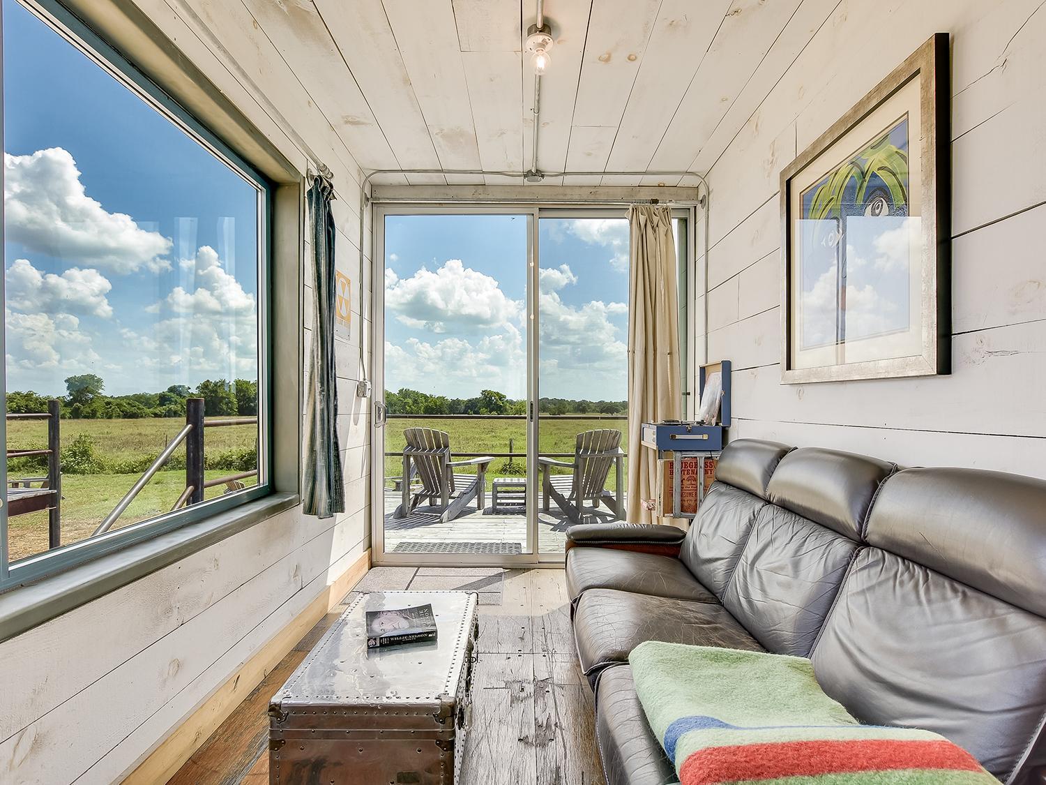 FlopHouze Shipping Container Hotel Round Top Pokoj fotografie