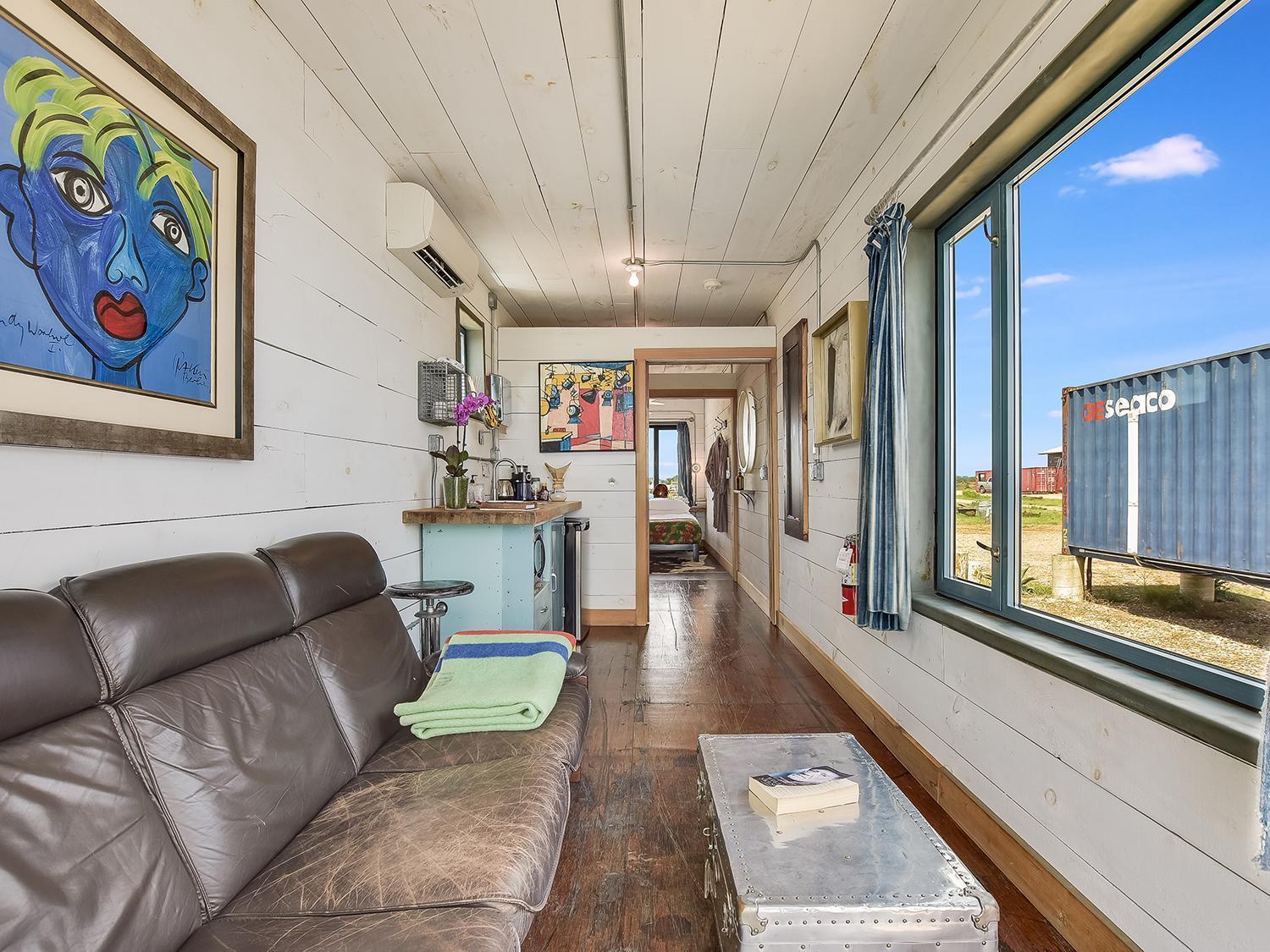 FlopHouze Shipping Container Hotel Round Top Pokoj fotografie