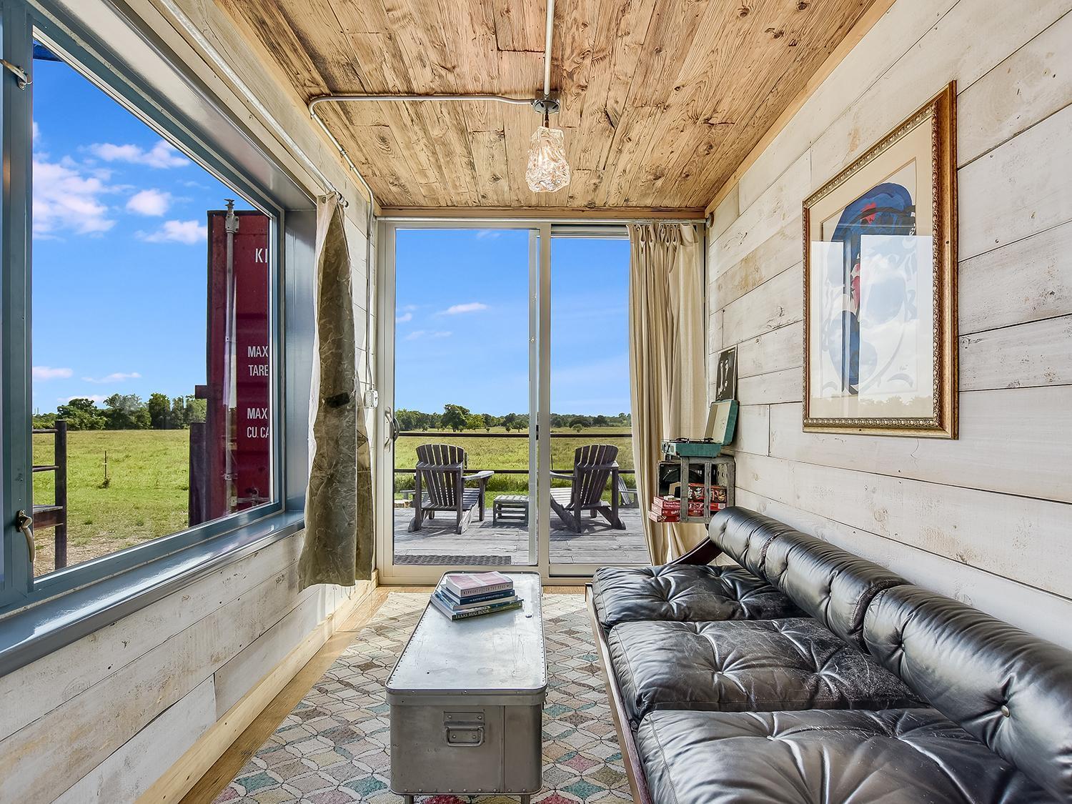 FlopHouze Shipping Container Hotel Round Top Pokoj fotografie